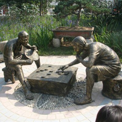 公園戶(hù)外擺放玻璃鋼仿銅下象棋人物小品雕塑