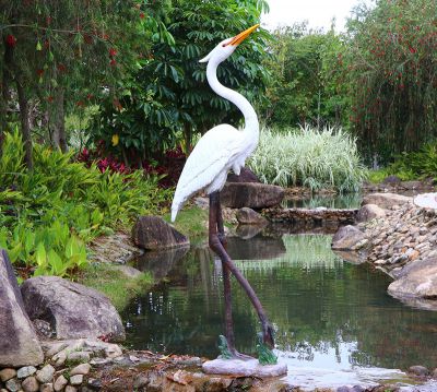 公園池塘中玻璃鋼大長(zhǎng)腿鶴雕塑