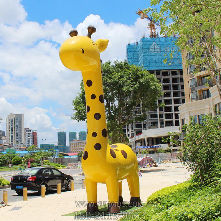 可愛的卡通長頸鹿，大型卡通動物景觀雕塑