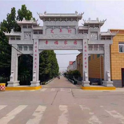 農(nóng)村鄉(xiāng)村新建設(shè)擺放青石雕刻仿古建筑三門五樓石牌坊