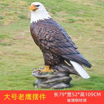 動(dòng)物園一只孤獨(dú)的樹脂老鷹雕塑