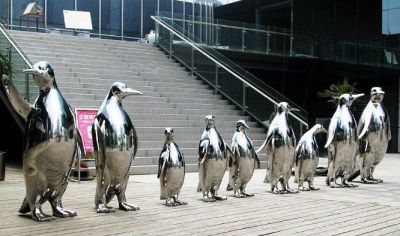 公園廣場不銹鋼鏡面白鋼創(chuàng)意姿態(tài)各異排隊等待的天鵝雕塑