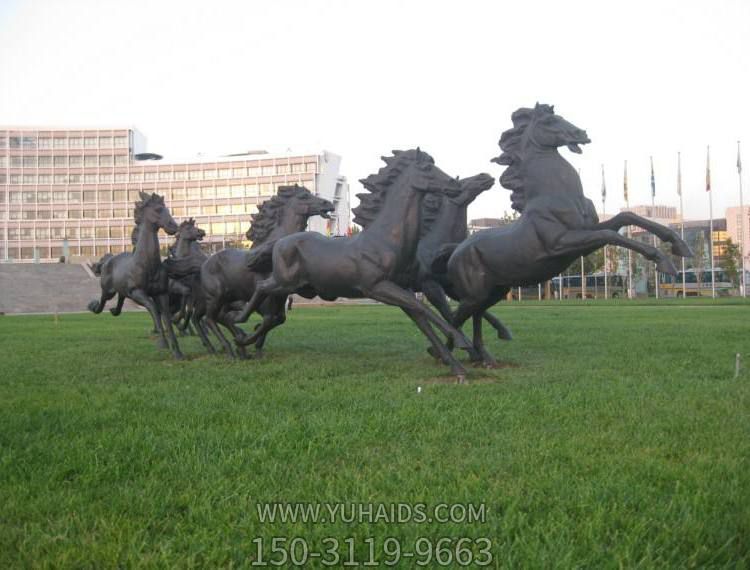 玻璃鋼鑄銅奔騰馬群公園草地擺件雕塑