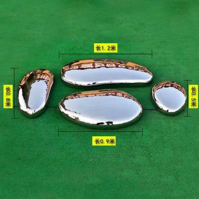 草坪四個(gè)不銹鋼鏡面圓潤(rùn)石頭雕塑