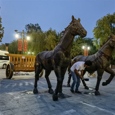 廣場(chǎng)戶外擺放玻璃鋼仿銅中式馬拉車(chē)景觀雕塑