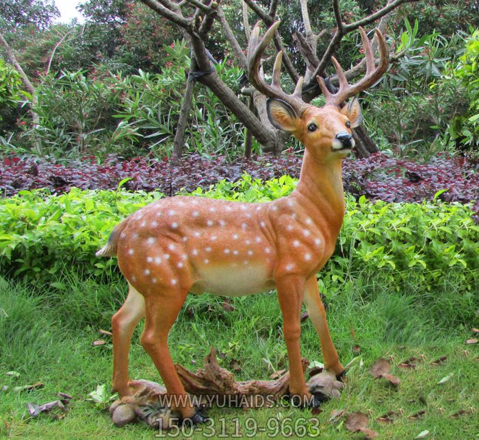 公園景區(qū)玻璃鋼彩繪一只站立中的鹿雕塑