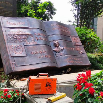 園區(qū)小區(qū)文化擺件定制 鍛銅書本 玻璃鋼仿銅書本造型 廣場(chǎng)校園書箱雕塑 