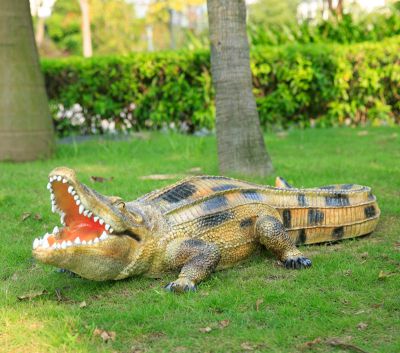 公園草地?cái)[放的張嘴的玻璃鋼彩繪鱷魚雕塑