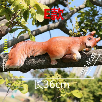 動(dòng)物園一只樹上玩耍的樹脂松鼠雕塑