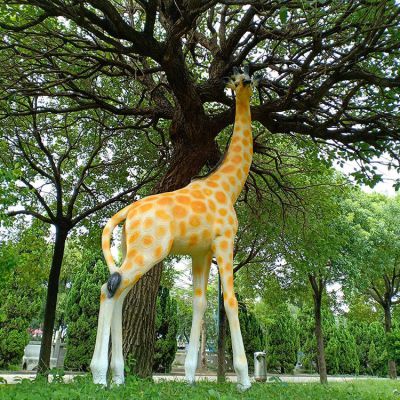 玻璃鋼仿真長(zhǎng)頸鹿，公園園林草坪動(dòng)物景觀