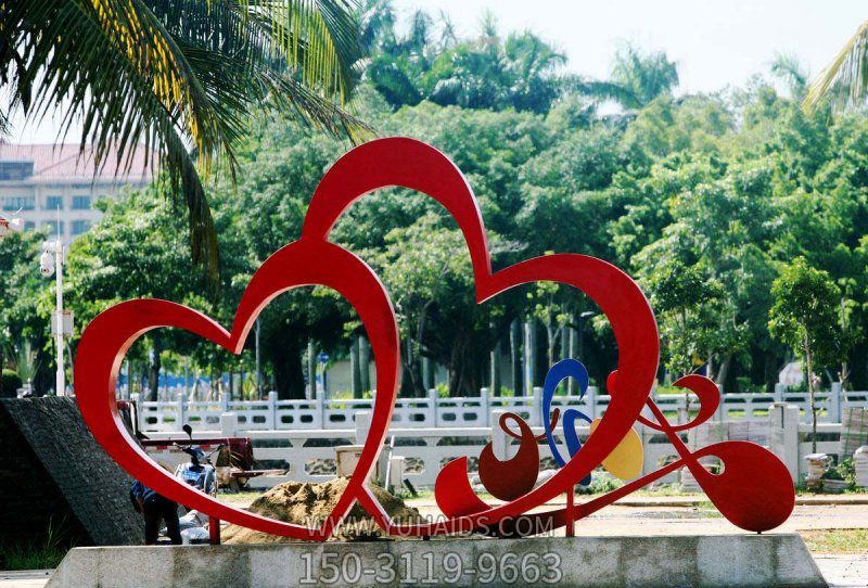 公園池塘創(chuàng)意紅色愛心雕塑