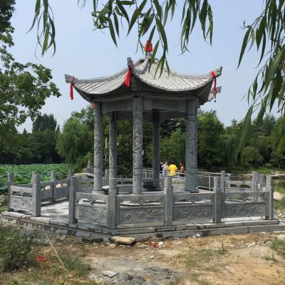 公園池塘邊古建筑龍紋雕刻六角休息涼亭