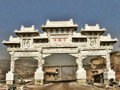 景區(qū)安國(guó)寺門前擺放龍紋浮雕門樓牌坊雕塑