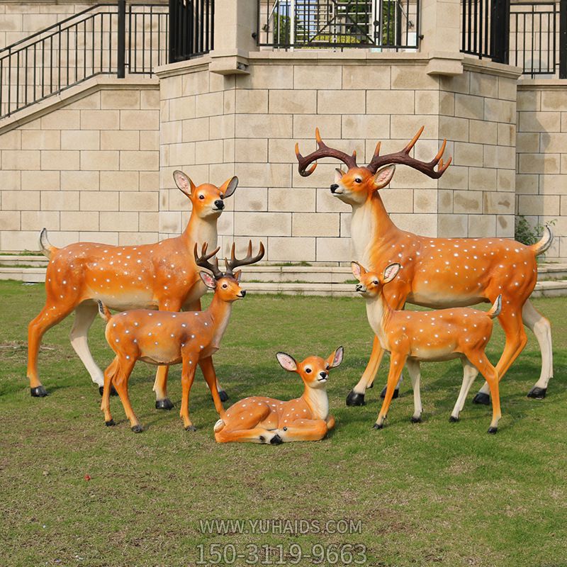 公園景區(qū)玻璃鋼彩繪一家五口鹿雕塑