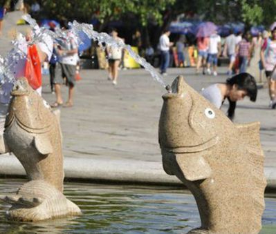 公園擺放的鯉魚(yú)花崗石石雕創(chuàng)意噴水雕塑